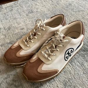 Tory Burch Sneaker, size 8 (never worn)